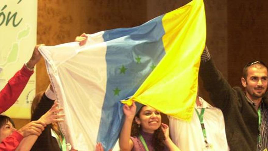 Afiliados de CC ondean la bandera de las siete estrellas verdes en un congreso de la formación. i LP/DLP