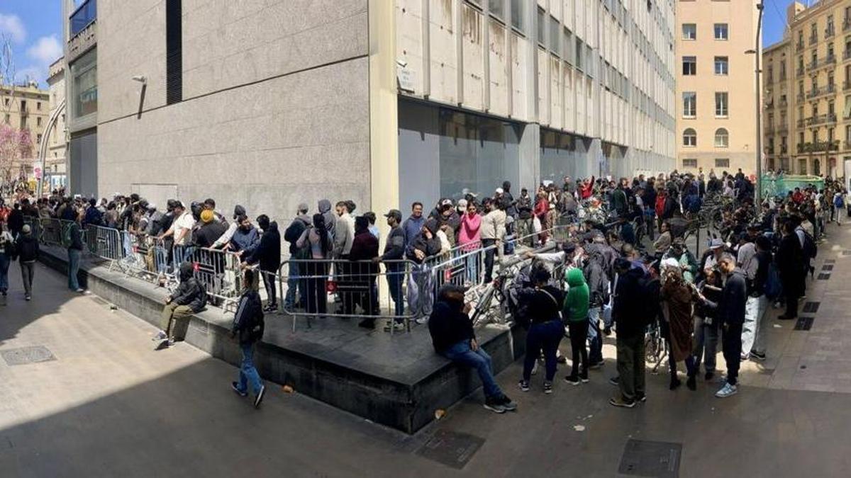 La cola de inmigrantes para regularizarse rodea el ayuntamiento de Barcelona