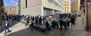 Cua inaudita d’immigrants a Barcelona per la regularització: fa tota la volta a l’ajuntament i gairebé arriba a la Rambla