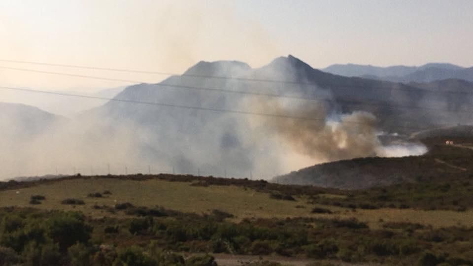 Foc al Coll del Pení a Roses.