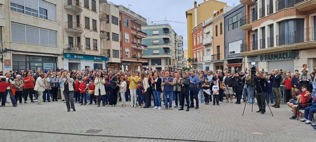 La afición festeja el título en la plaza Major de Tavernes de la Valldigna