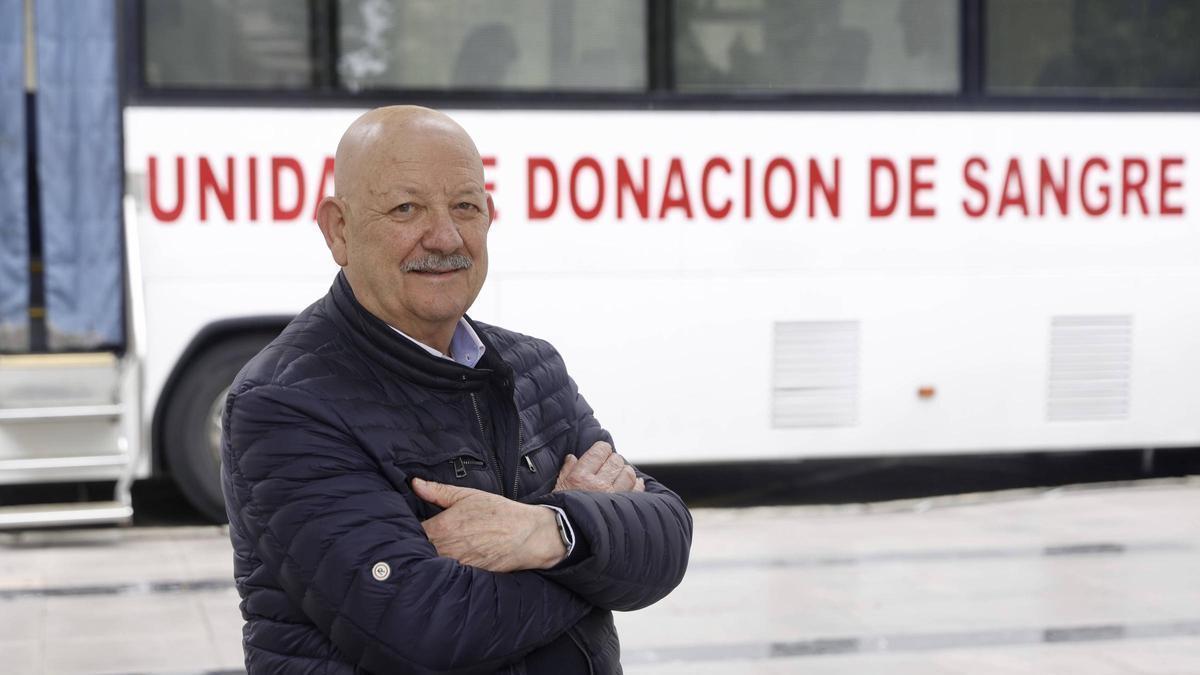 Faustino Valdés Cabo, ayer, frente a a la Unidad de Donaciones de Sangre instalada ante la iglesia de San Lorenzo.
