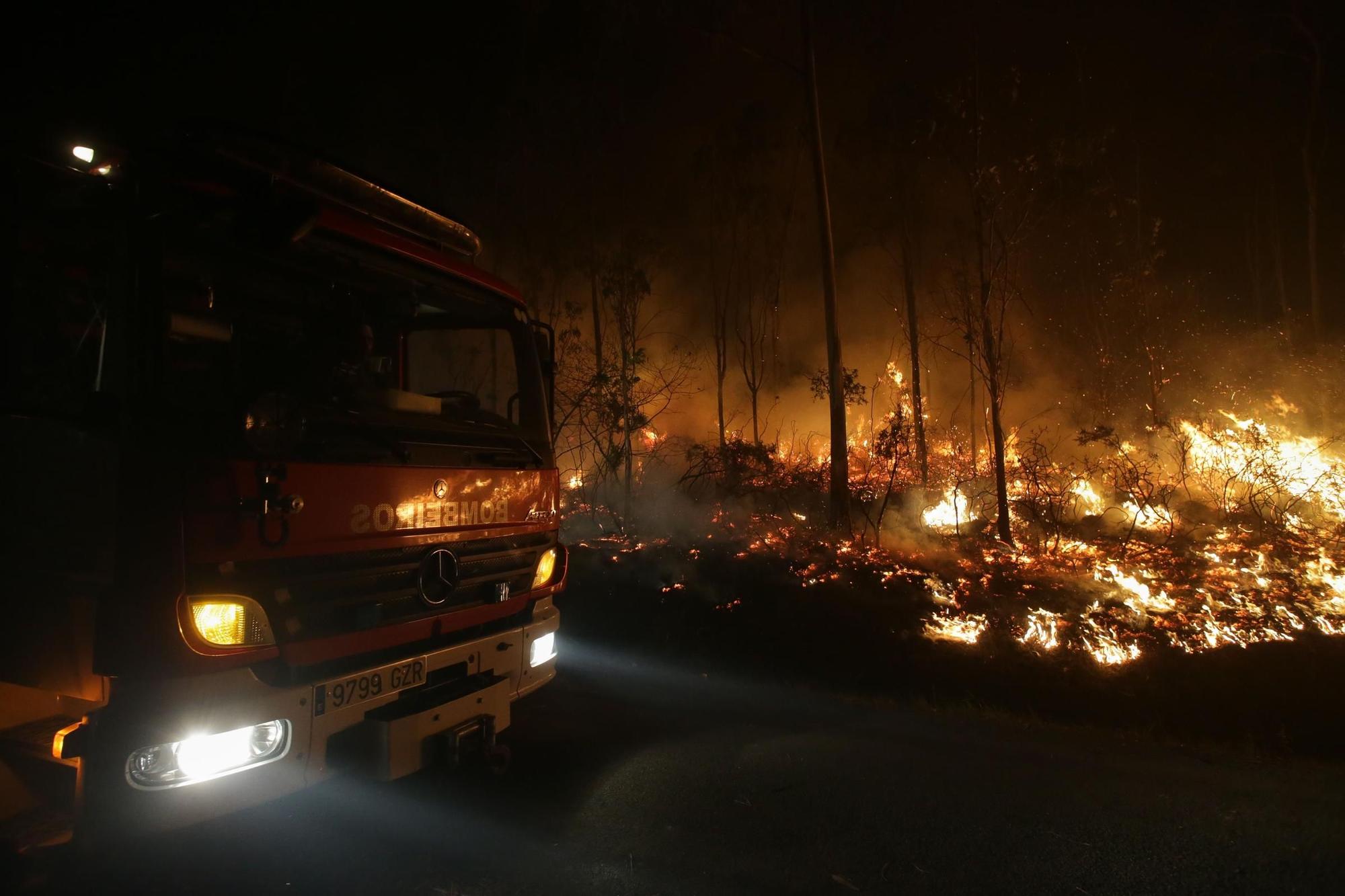 Incendio en Trabada: el fuego se acerca a las casas