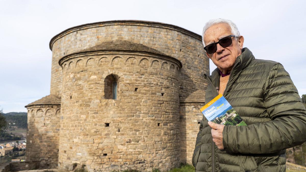 Pere Bosch amb un exemplar del ser tercer llibre