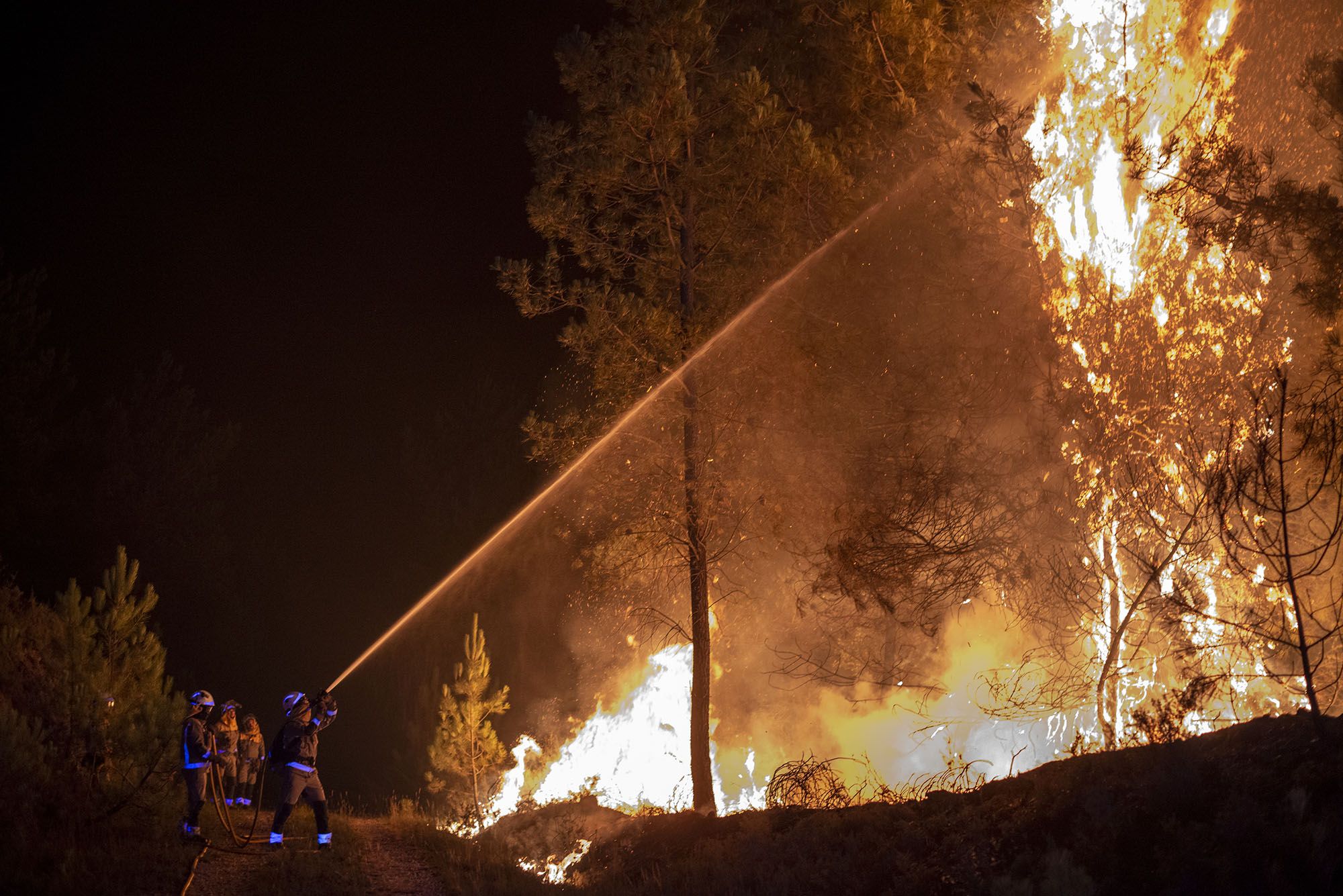 El incendio tuvo en vilo a los vecinos, arrasó al menos 150 hectáreas y afectó a la luz y las comunicaciones.