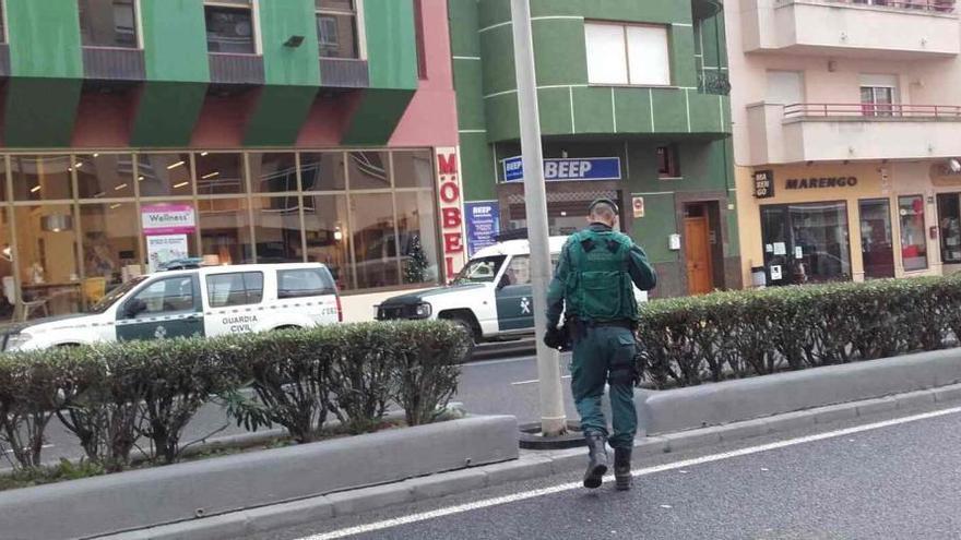 Un agente de la Guardia Civil se dirige hacia una de los pisos en Teulada. A. P.