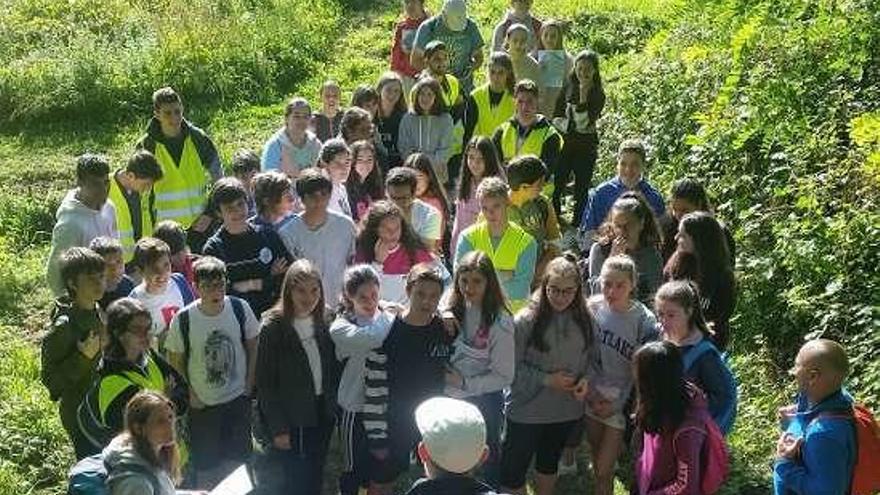 Alumnos del IES Sánchez Cantón en su visita a Os Gafos. // Fdv