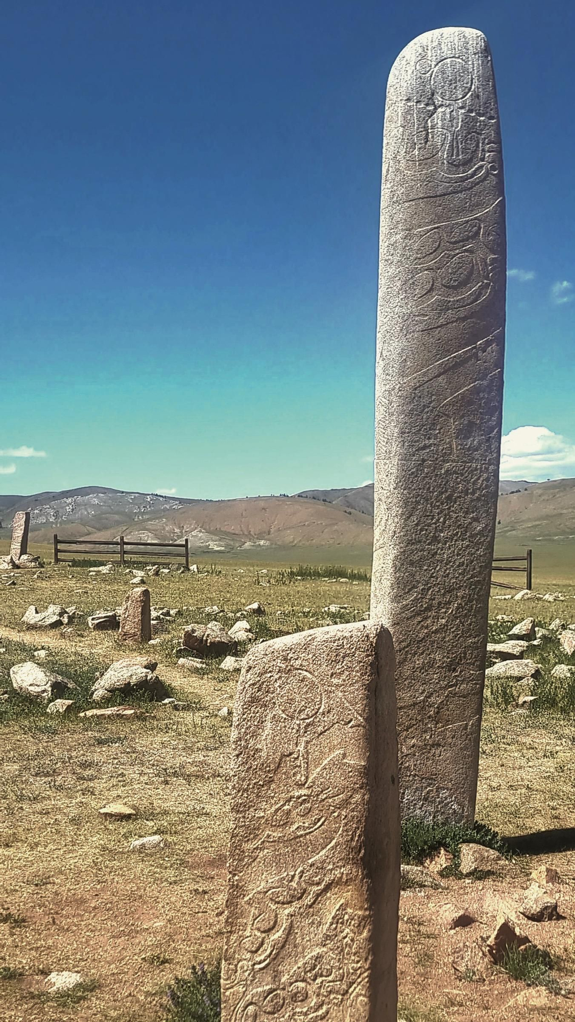 Estelas del ciervo, un tipo de megalitos con grabados que representan ciervos, cerca de la ciudad de Mörön.