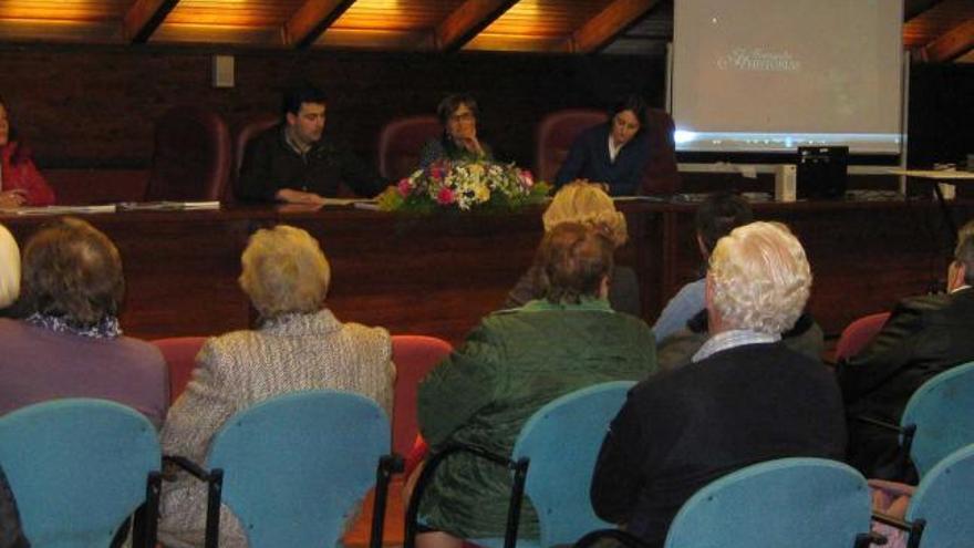 Asistentes al acto de inauguración de la Semana de la Mujer.