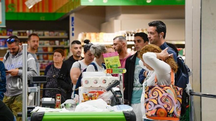 Los supermercados de Canarias, llenos por el coronavirus