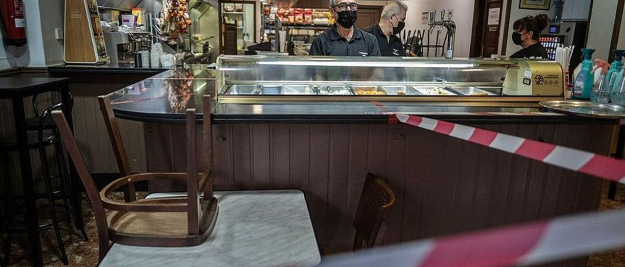 Interior de un local de Santa Cruz de Tenerife cerrado debido a las restricciones sanitarias impuestas por el covid.