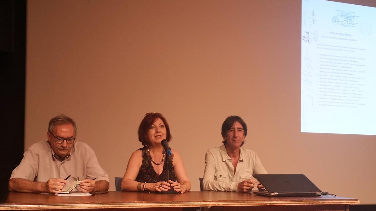 (De izda. a dcha.) Benjamín Prado, Ana Alcolea y Manuel Rico durante su ponencia por las dos décadas de vigencia de la AAE.