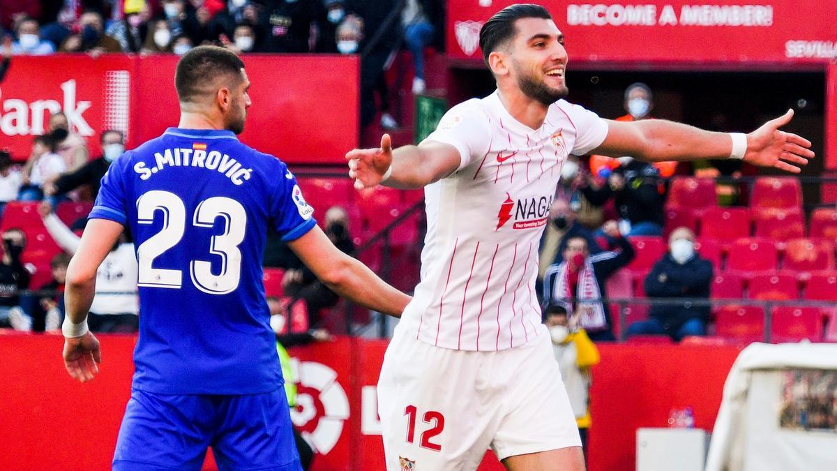 Rafa Mir celebrando un gol: imagen de archivo