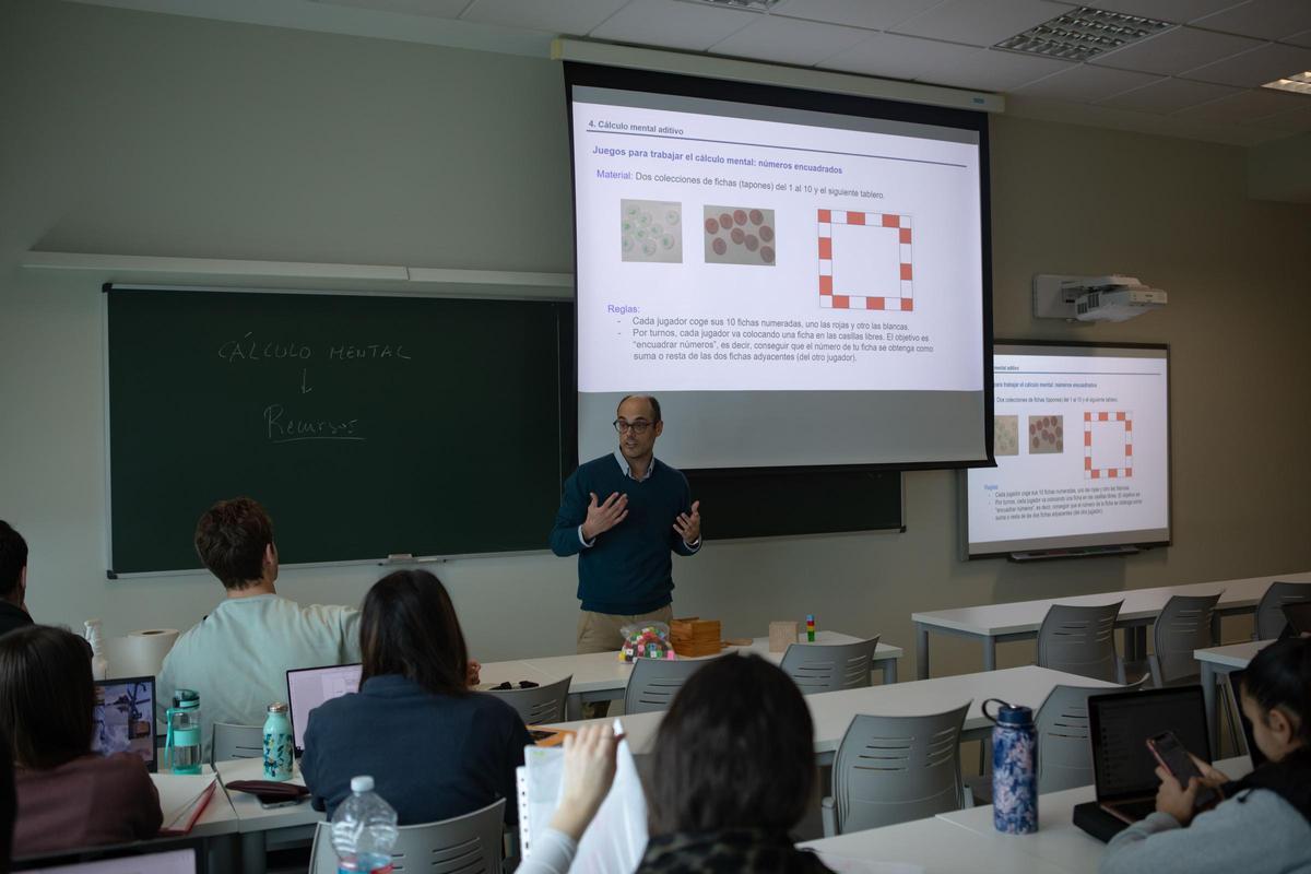 Clase de didáctica de las matemáticas en la Universitat de València