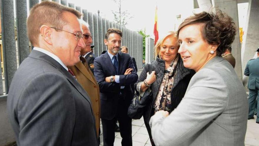 Rafael Alonso dialoga con María Fernández en la inauguración del cuartel de la Guardia Civil.