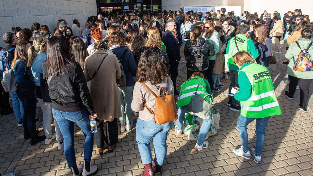 Opositores de Enfermería instantes previos al examen en Alicante.