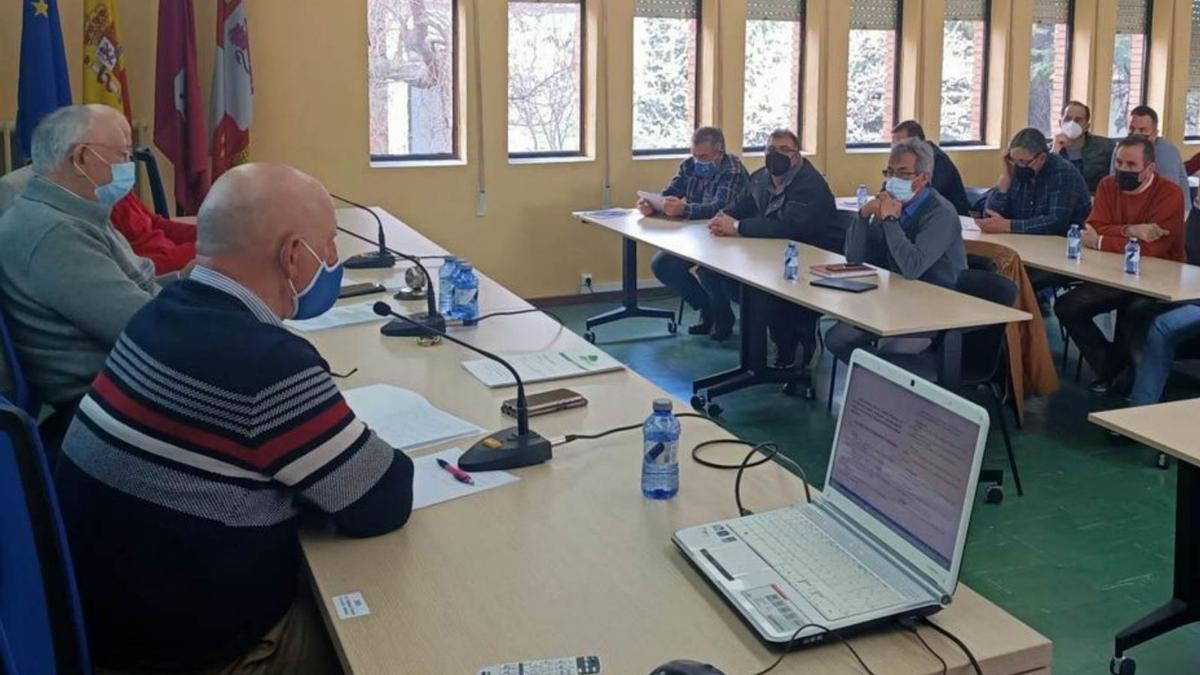 Regantes de las comunidades de riego en la asamblea de Ferduero. | Cedida