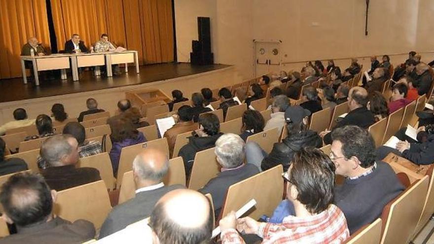 La asamblea ciudadana celebrada ayer en Mieres, con el alcalde, Aníbal Vázquez, en el centro de la mesa, al fondo.