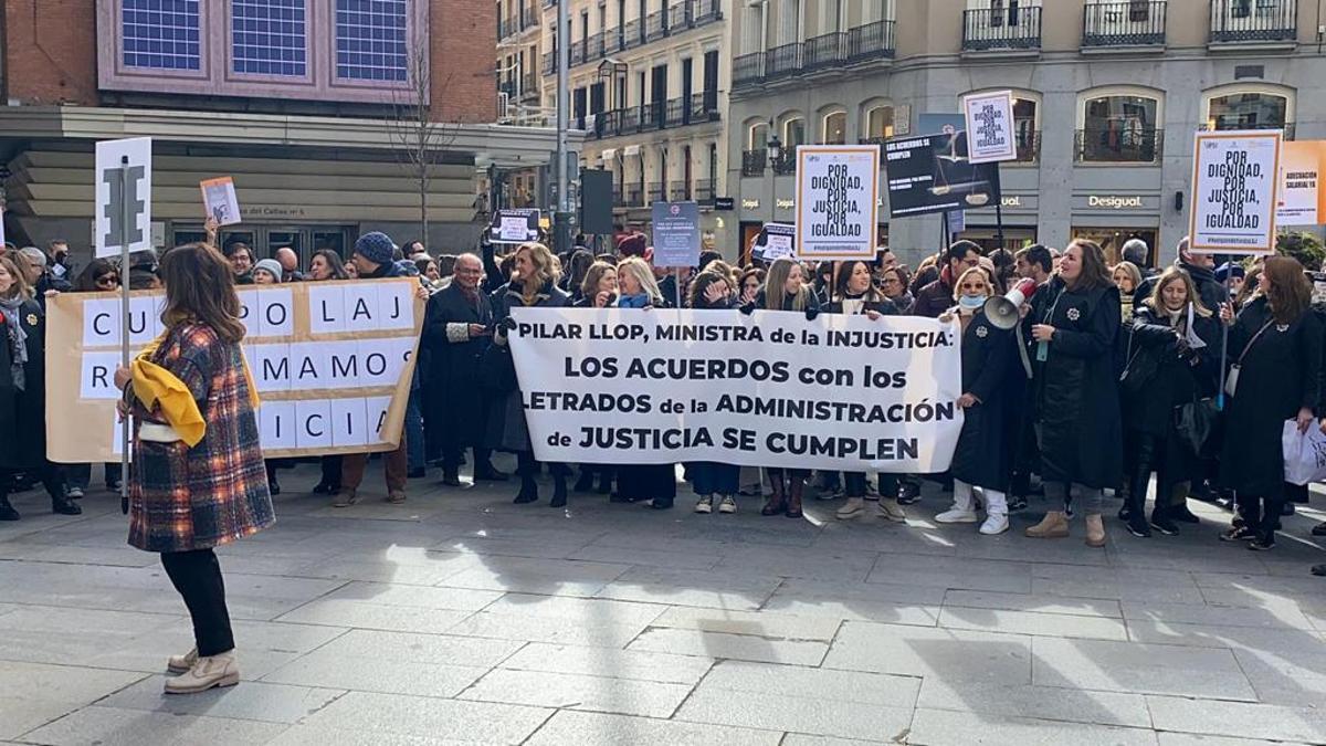 Concentración de los LAJ en Madrid ayer frente al Ministerio de Justicia.