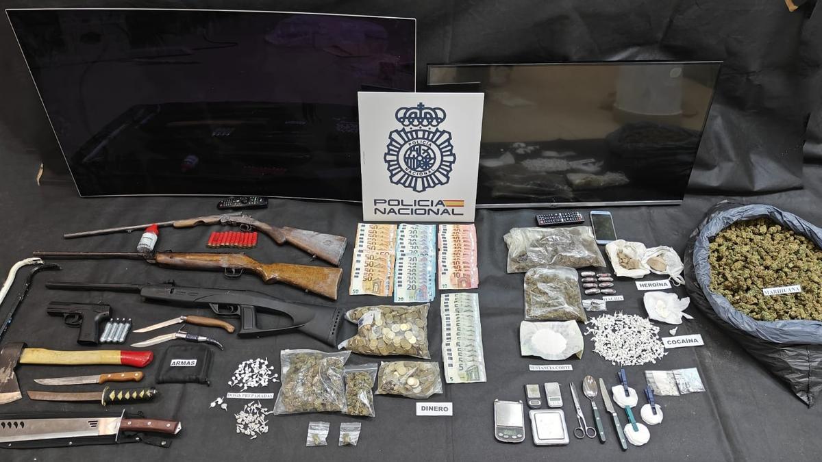 Material intervenido en la operación de policial de Lucena.