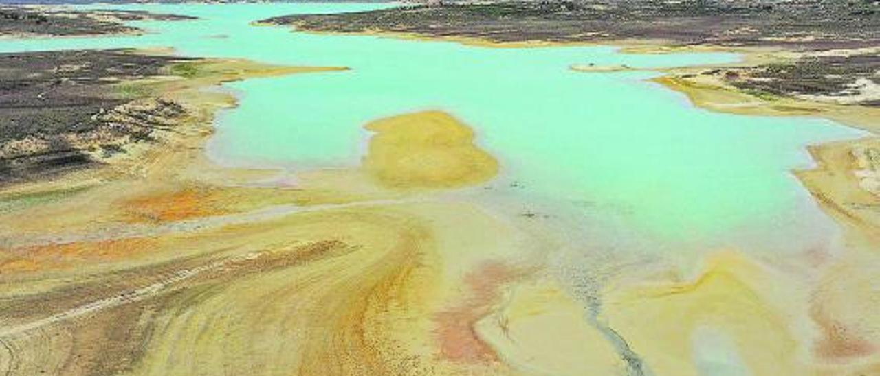 Vista aérea del embalse de La Pedrera, ayer en Orihuela. Solo tiene 60 hm³. | TONY SEVILLA