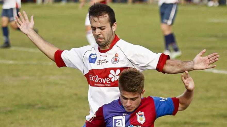 Cayarga protege el balón ante la presión del fabril Queipo.