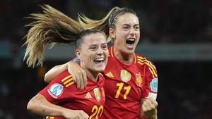 Spains Claudia Pina celebrates with Alexia Putellas, right, after scoring her sides second goal during the Womens Euro 2025 quarterfinals soccer match between Spain and Switzerland at Stadion Wankdorf in Bern, Switzerland, Friday, July 18, 2025. (AP Photo/Alessandra Tarantino)