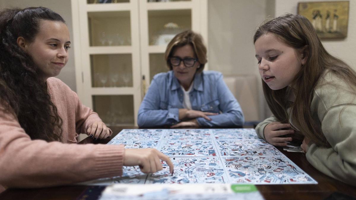 Valencia. VLC. Familia valenciana que ha acogido a una niña ucraniana. Hablando con sus padres que están en Ucrania