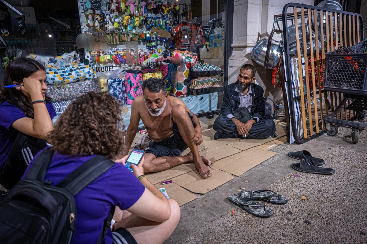 Arrels recuenta a las personas durmiendo en la calle en Barcelona