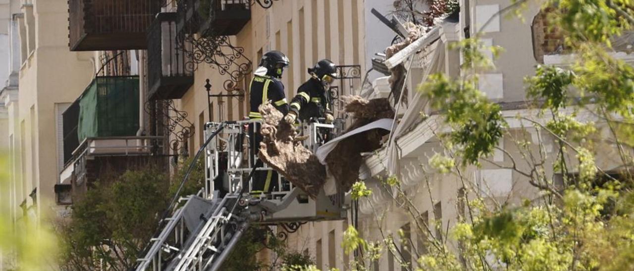 Dos bombers retiren algunes runes de l’edifici. | EFE