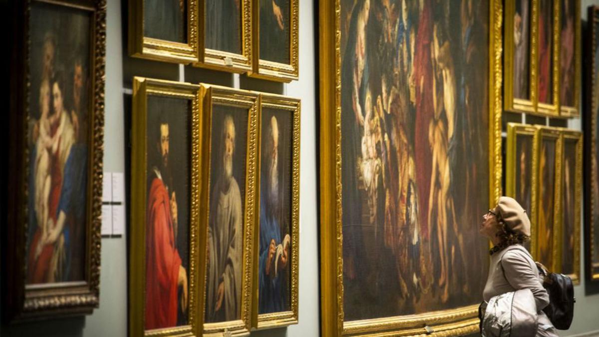 Una visitante en el Museo del Prado.  | JUAN BARBOSA / EUROPA PRESS