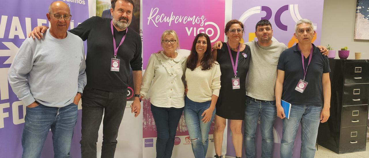 Integrantes de Podemos-Marea de Vigo, en la noche electoral, tras conocer los resultados .