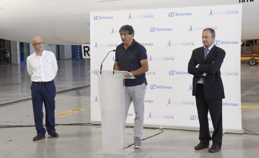 Presentación de avión de Air Europa rotulado con el nombre de la academia de Rafa Nadal