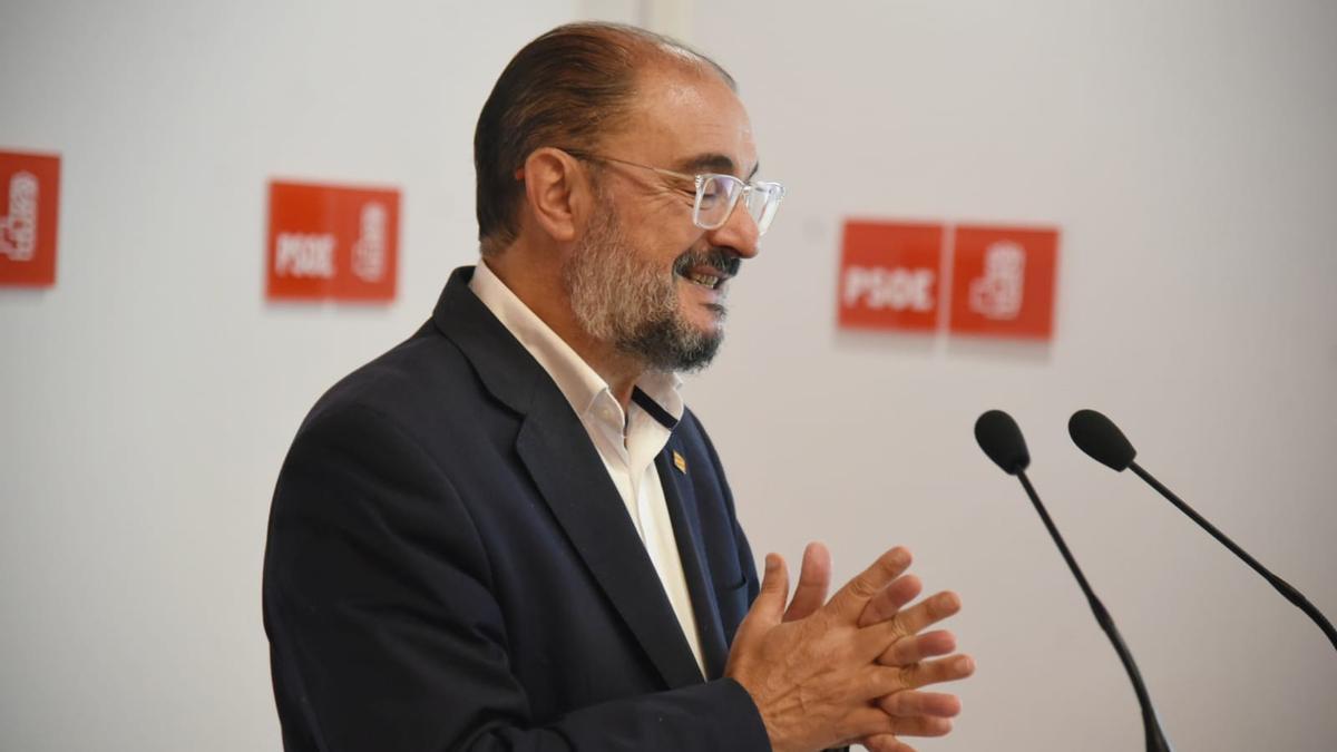 Lambán comparece en la sede zaragozana del PSOE, en Conde Aranda.