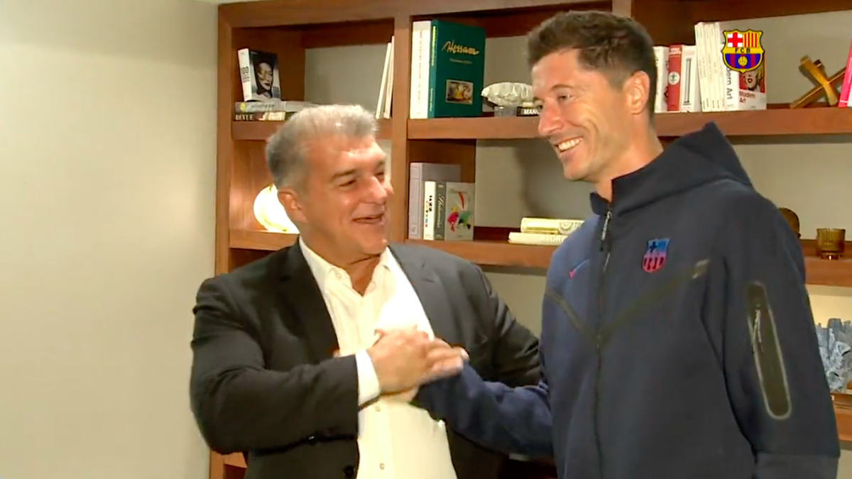 Laporta da la bienvenida a Lewandowski.