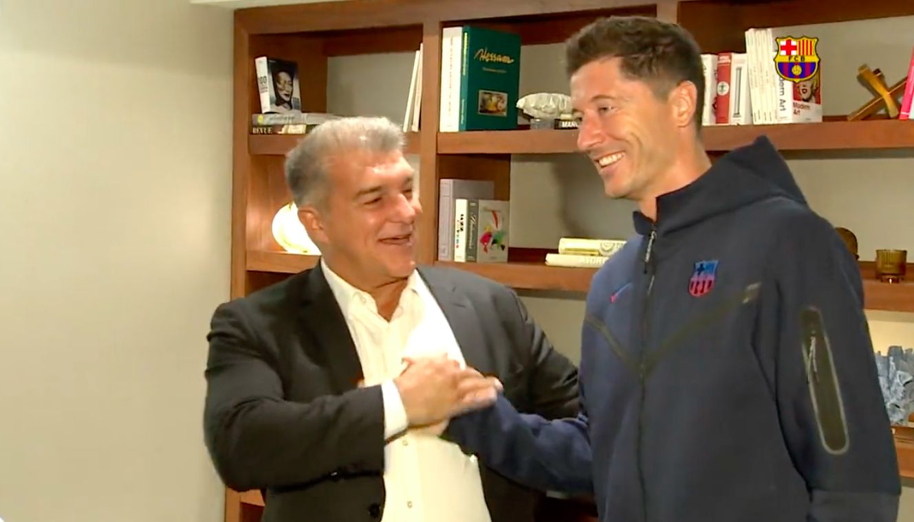 Laporta da la bienvenida a Lewandowski.