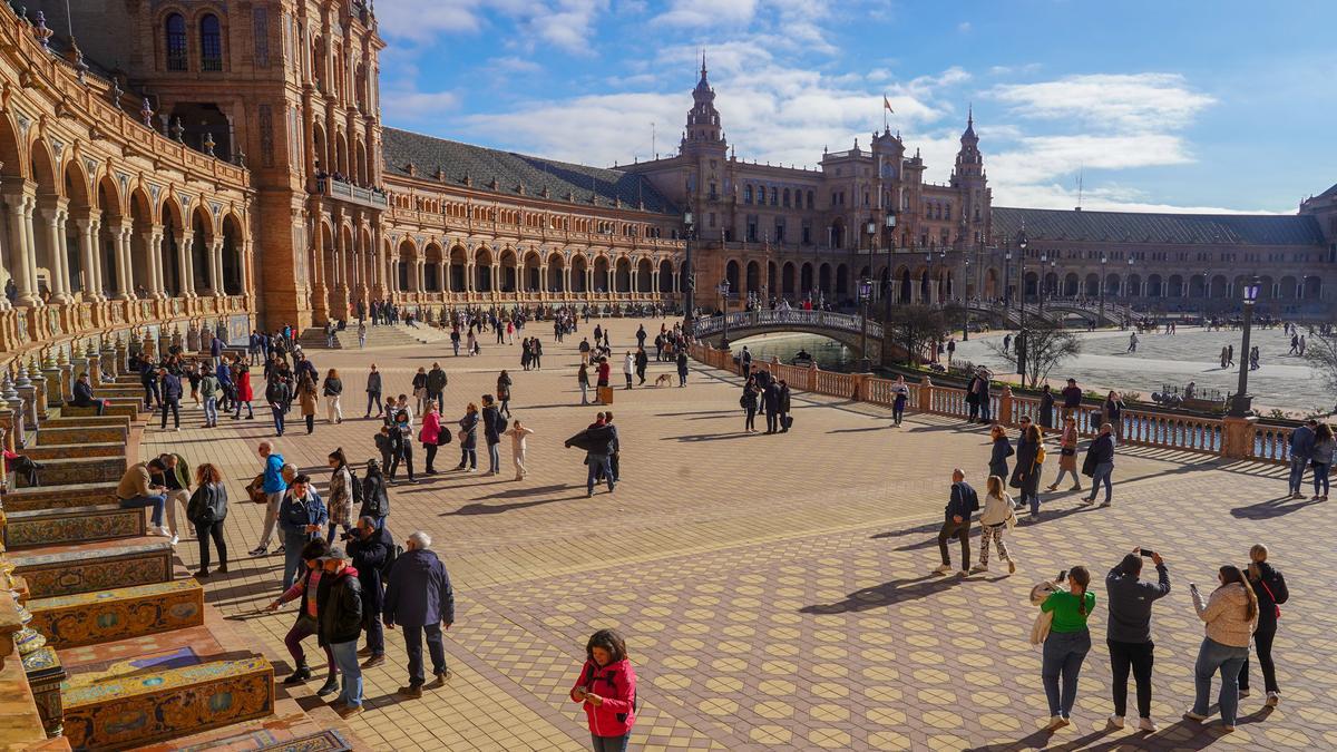 Archivo - Turistas recorriendo y admirando la Plaza de España a 03 de enero del 2023 en Sevilla (Andalucía, España).