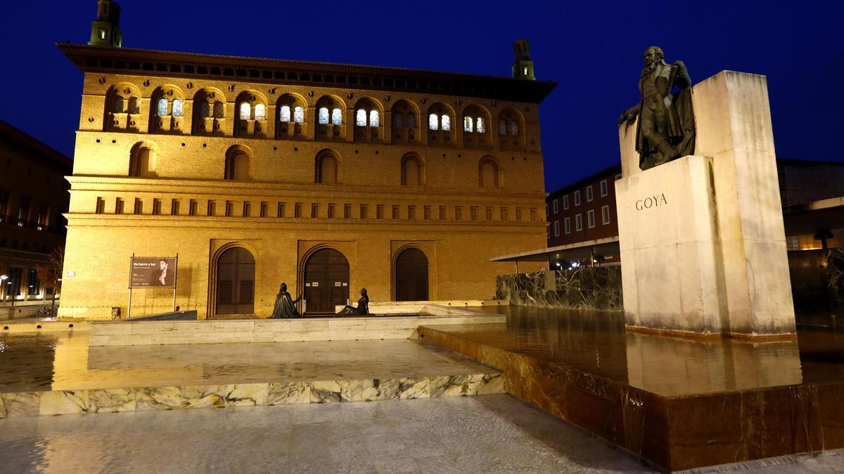 La Lonja de Zaragoza, con la fuente de Goya.