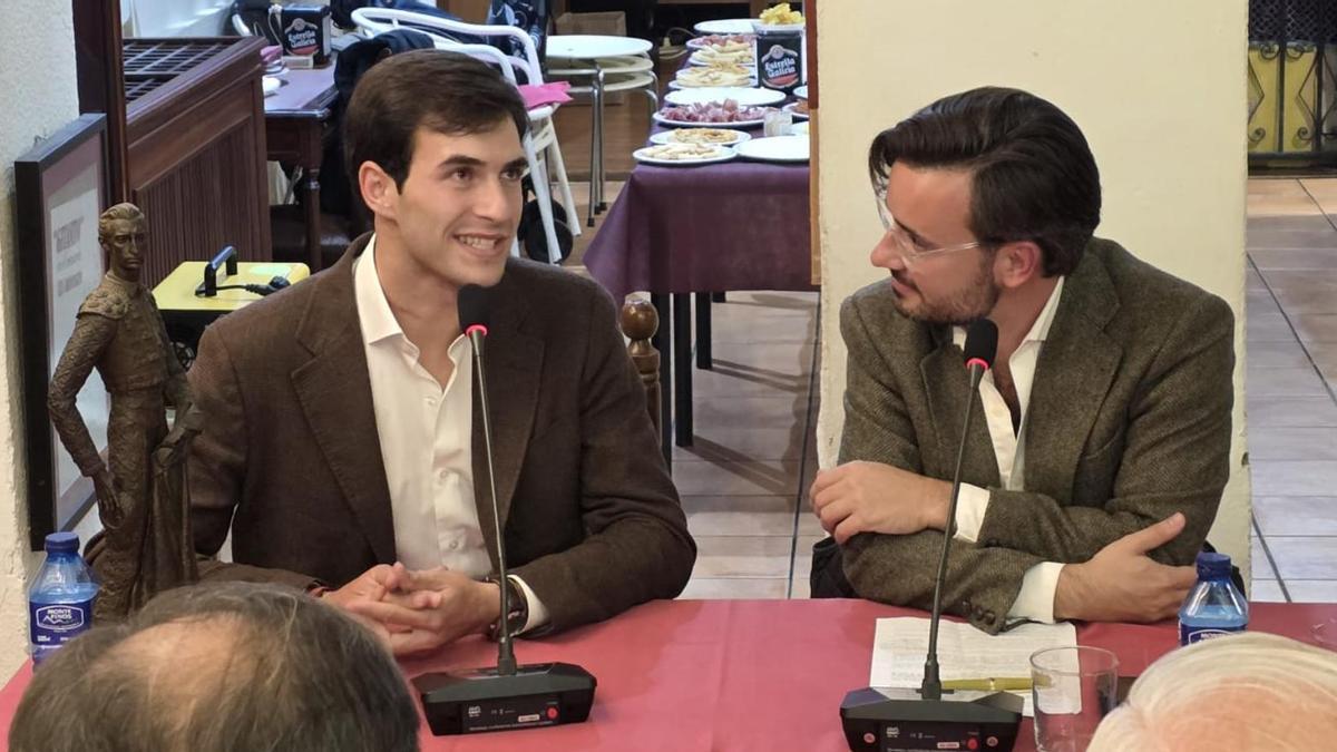 El torero Samuel Navalón junto al crítico taurino de Levante-EMV, Jaime Roch