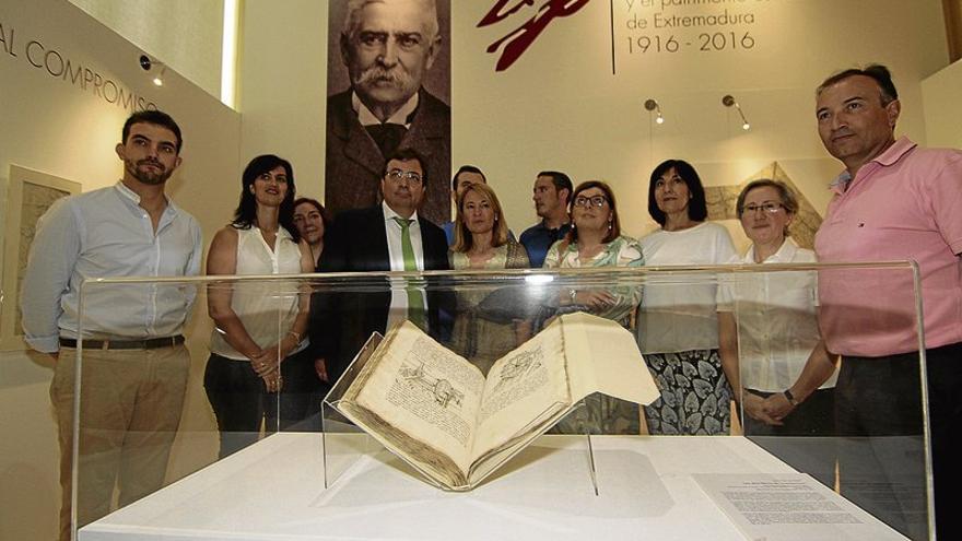 Vara inaugura una exposición de la obra de Vicente Paredes en Cáceres