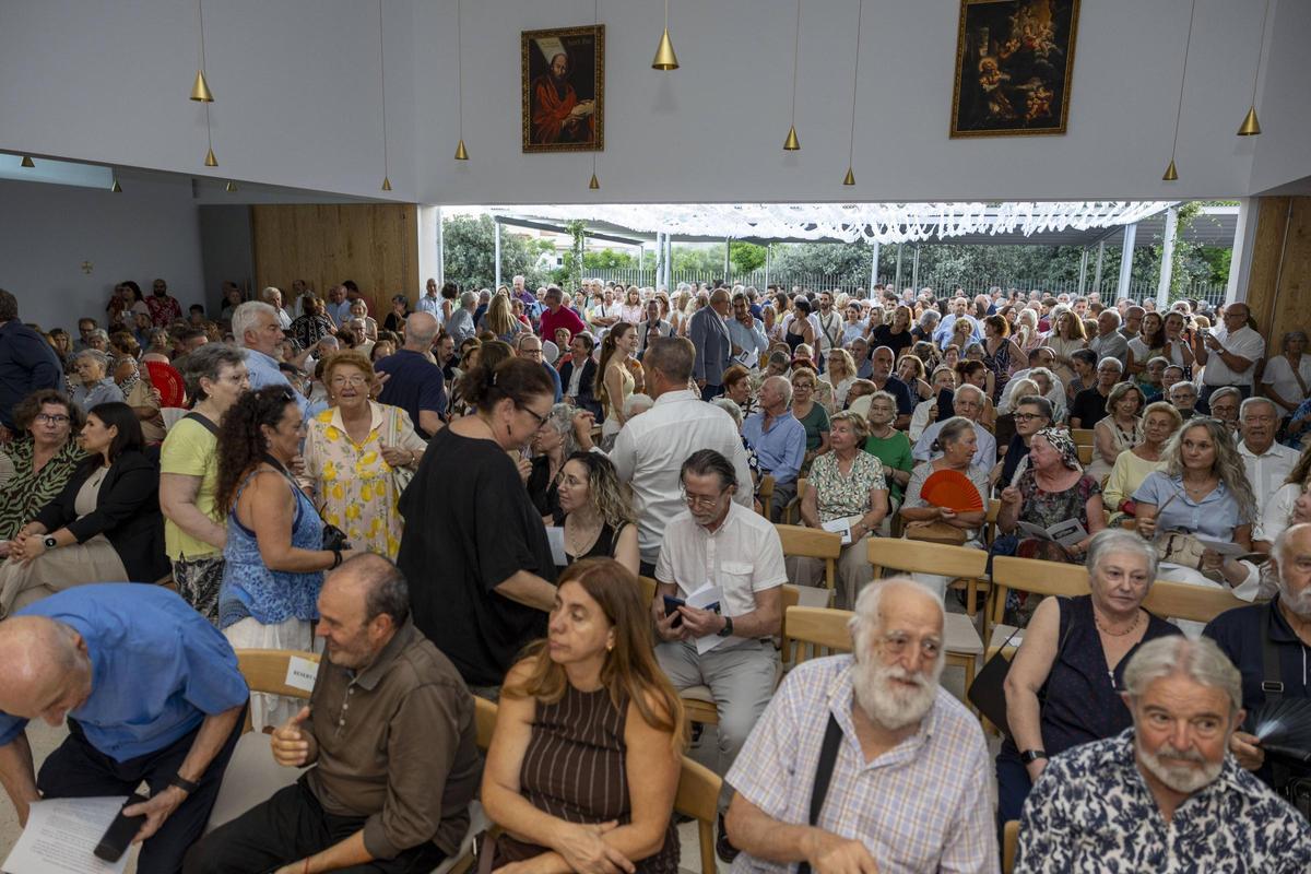 El público ha llenado el espacio en la inauguración de la iglesia