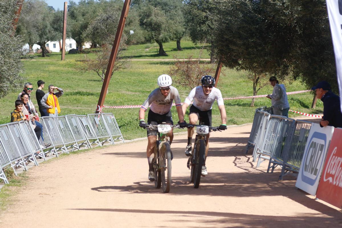 Dos ciclistas, en una etapa de la Andalucía Bike Race.