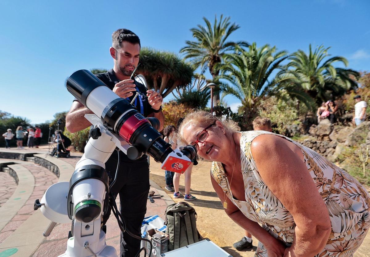 Vecinos y visitantes disfrutan de una jornada marcada por la astronomía en uno de los principales puntos de observación habilitados en Tenerife.