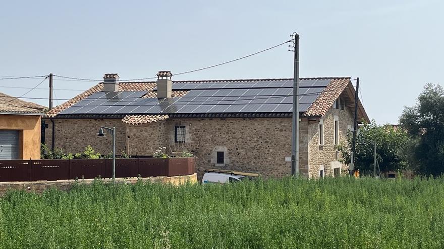 Inauguren la nova comunitat energètica fotovoltaica a Cal Baró d’Esponellà