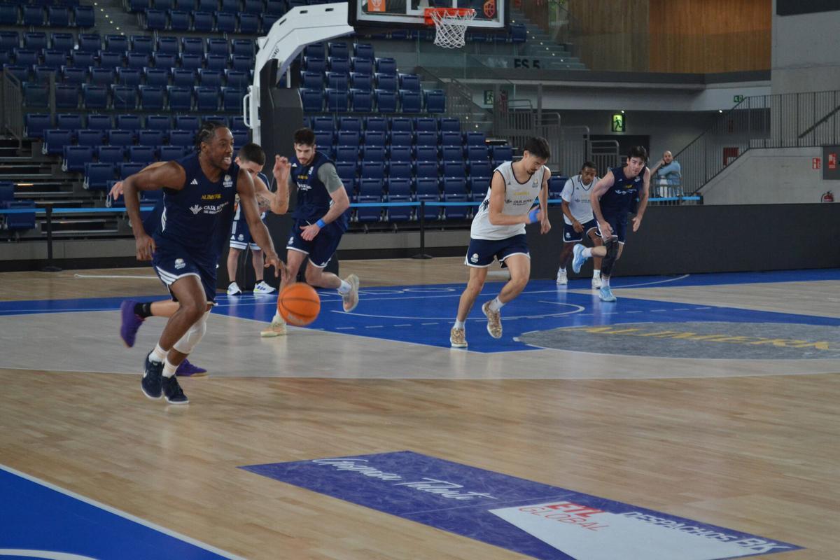 Francis Nwaokorie, con el balón, en un entrenamiento esta semana en el Palacio de los Deportes de Oviedo.
