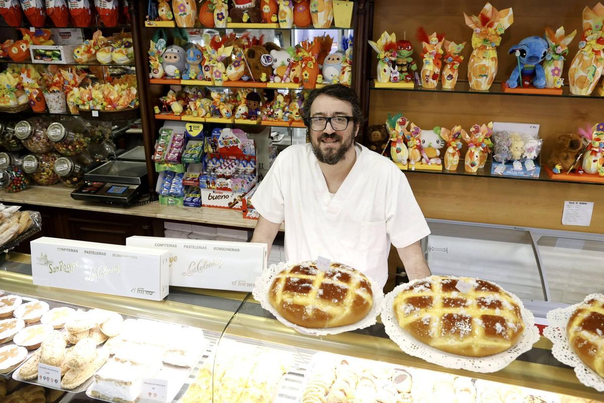 Rubén Navarro, dueño de la confitería más antigua de Santiago, en su local.