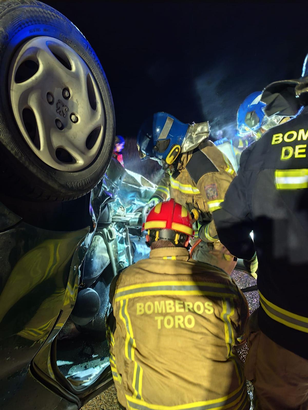 Un hombre de 60 años muere en Fuentesaúco tras chocar su coche contra una furgoneta.