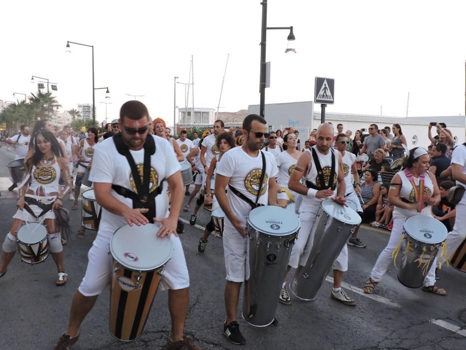 La bahía de Águilas se transforma en un gran teatro en su Carnaval de verano