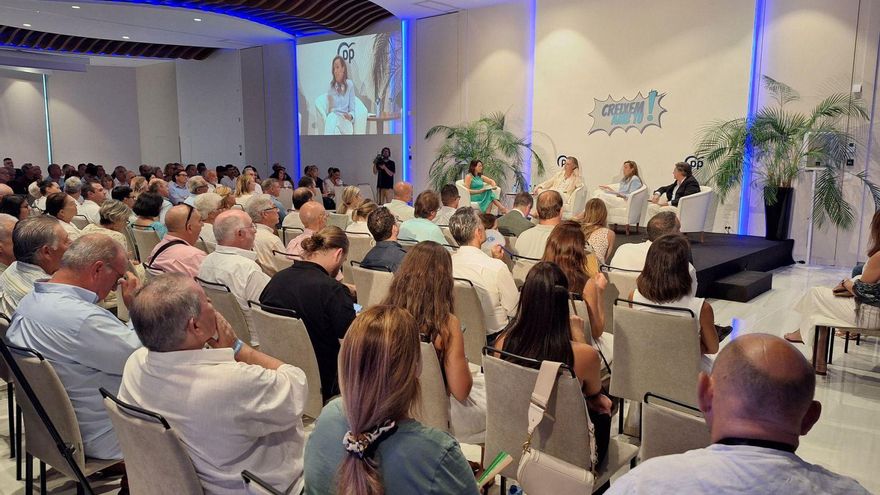 Los asistentes siguen las intervenciones de la primera mesa redonda. | D.V.