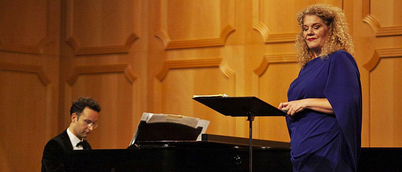 Michelle DeYoung y Calio Alonso, durante su concierto de ayer en el Filarmónica. | Bernabé Valle